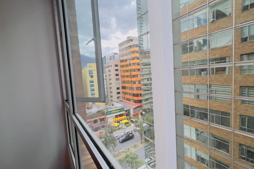 Departamento 2 Habitaciones, 2 Banos, Agua Caliente, Ascensor, Wiffi, Parking, Junto Al Hotel Sheraton Quito Exterior photo